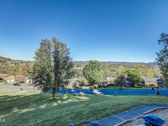 5th image of 920 S Sherbrooke Cir