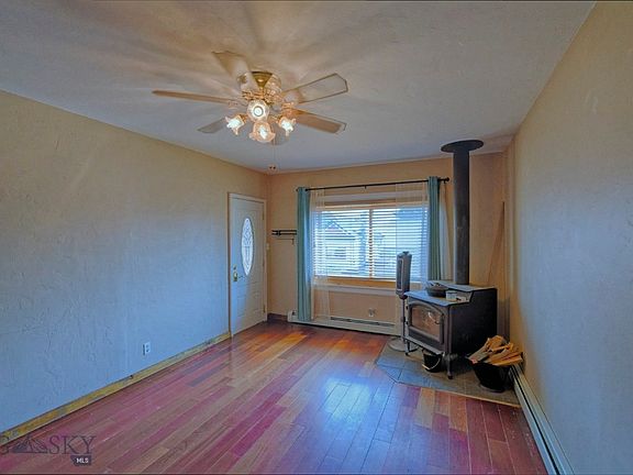 3rd image of 935 Hornet St