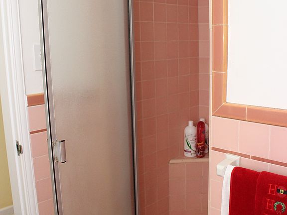 Seprate shower,tub 