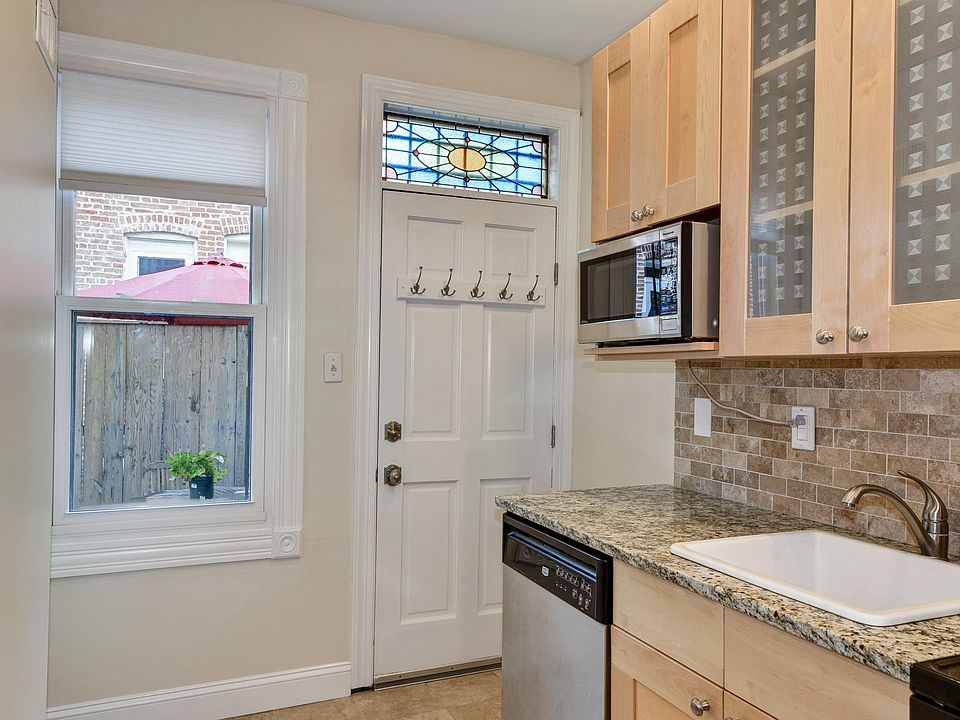 Great kitchen with plenty of storage