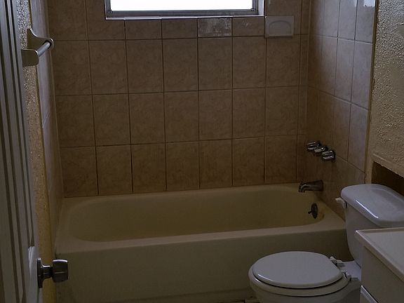 4th image of 1002 Coconut Dr