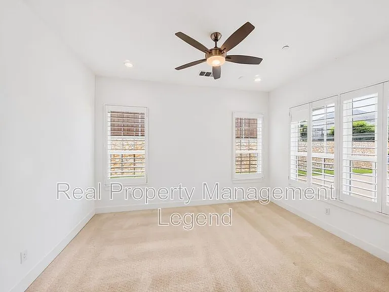 809 Jamestown Ln — Photo 11