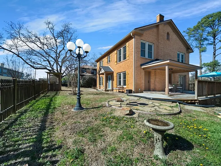 210 E Dobbs St — Photo 41