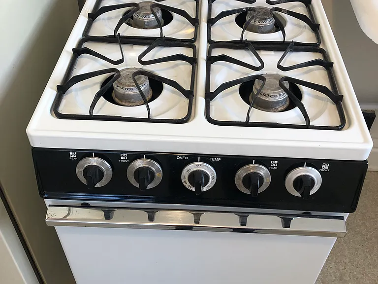 4 burner gas stovetop/oven.