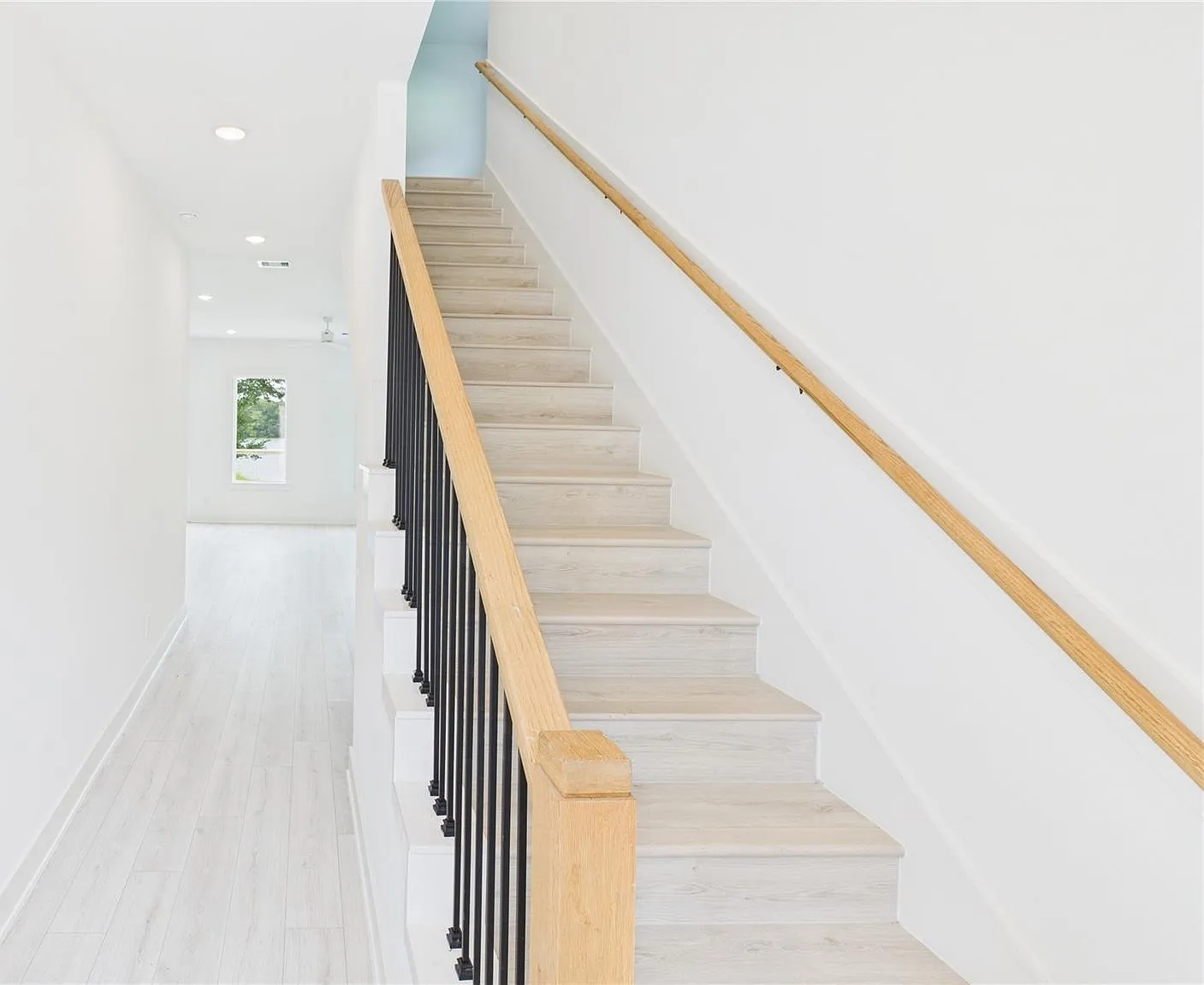 3 bed, 2.5 bath, 1933 sqft, $2,650 — Photo 3