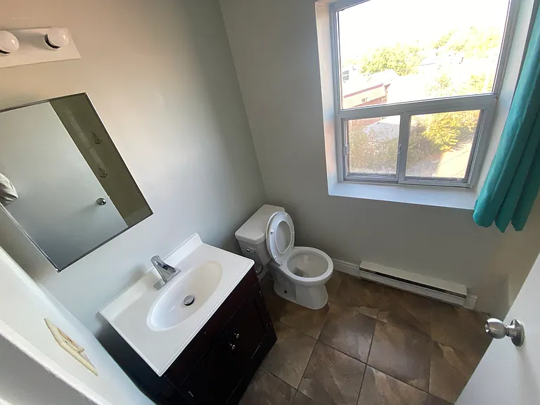 212 Colborne St — Photo 32