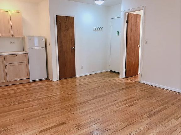 3rd image of 222 W 16th St APT 3N