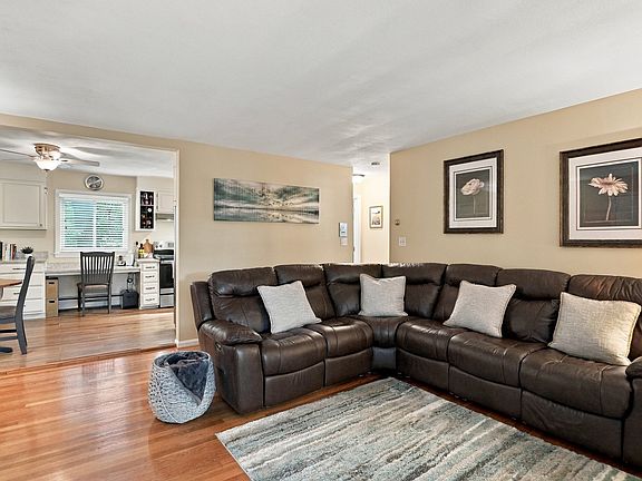 5th image of 35 Jacqueline Rd APT D