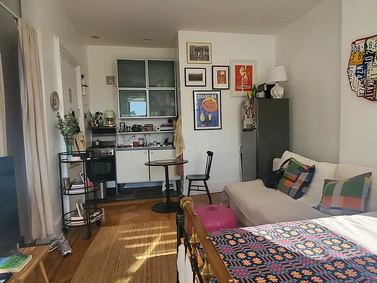 106 6th Ave #2R — Photo 2