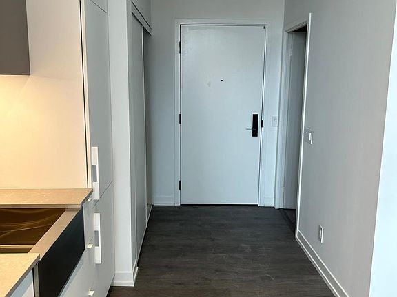 3rd image of 270 Dufferin St #402
