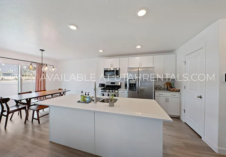 341 N Angus Dr — Photo 10