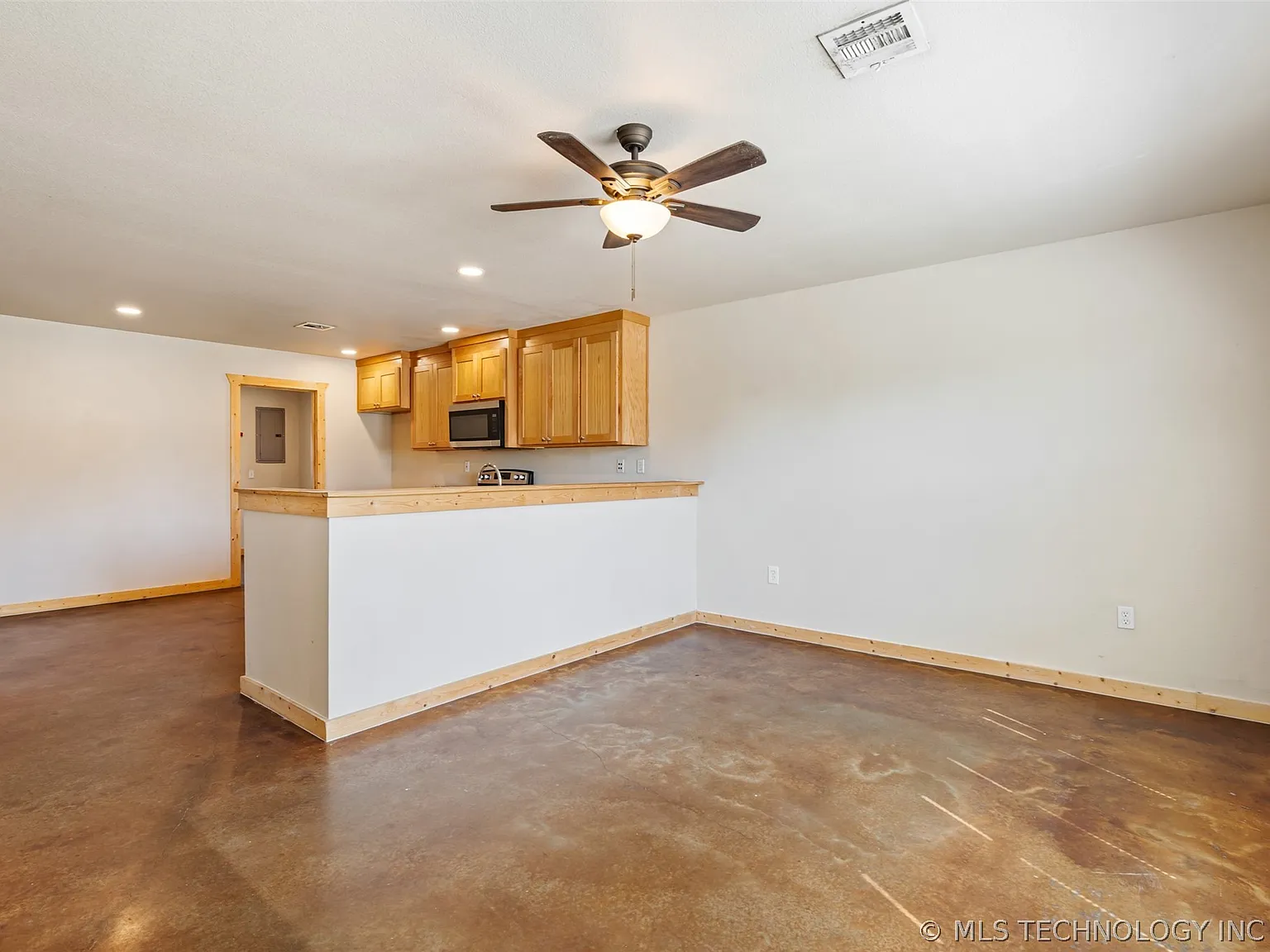 2 bed, 1.0 bath, 950 sqft, $1,050 — Photo 3