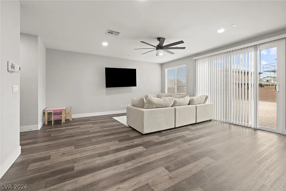 5 bed, 3.0 bath, 2659 sqft, $3,200 — Photo 4