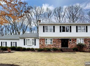 27 Manor Dr, Ramsey, NJ 07446