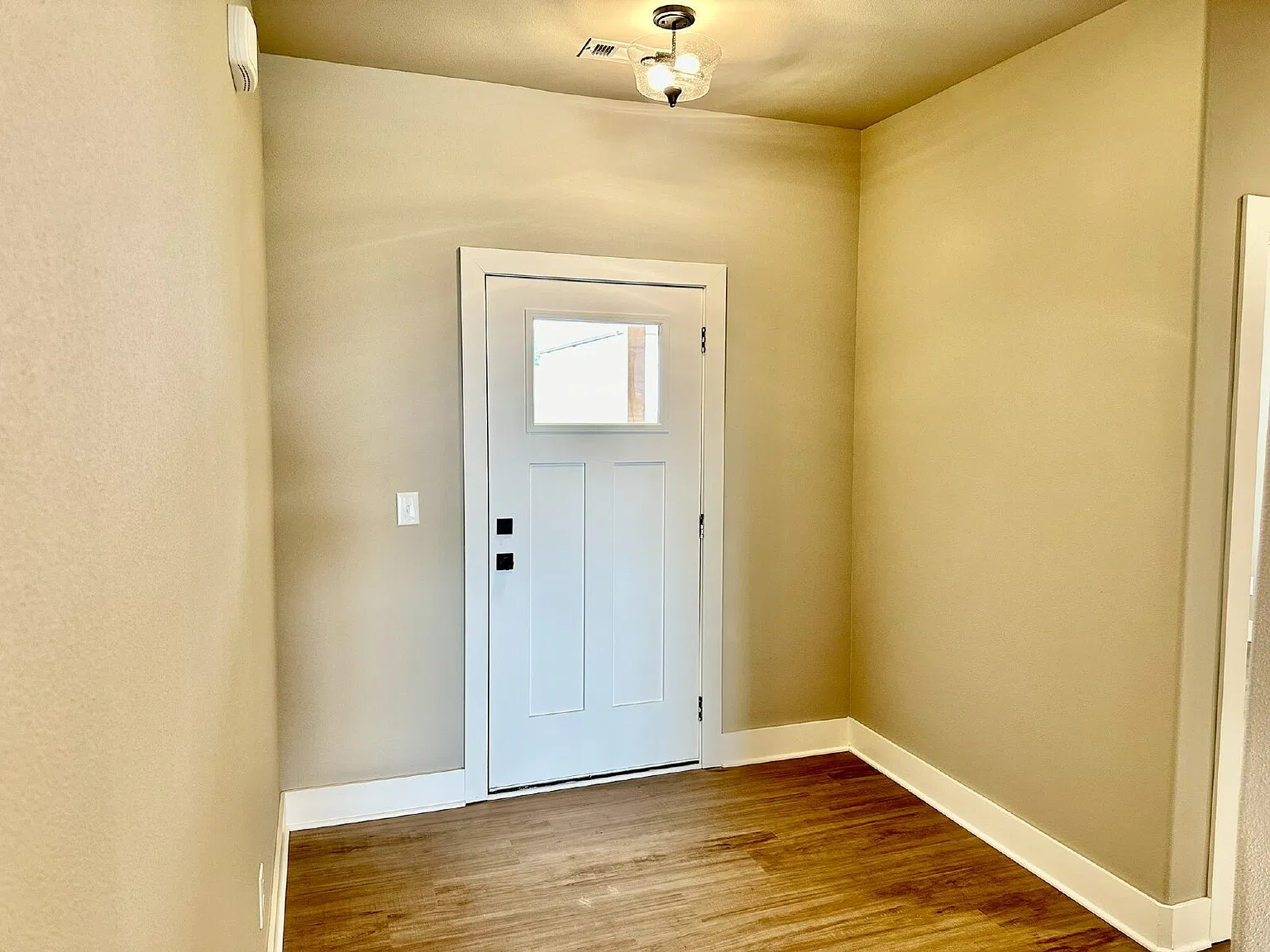 3 bed, 2.0 bath, 1604 sqft, $1,895 — Photo 3