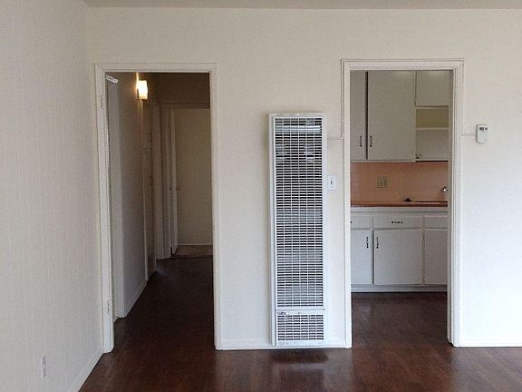 3rd image of 318 Dahlia Ave