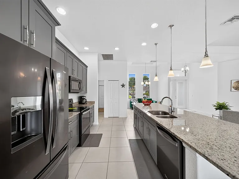 2204 SW 30th Ter — Photo 7