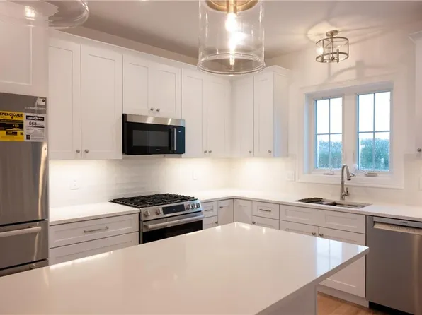 40 Bunker Hill Xing, Portsmouth, RI 02871