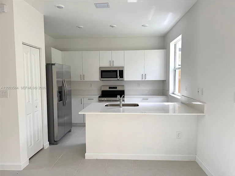 2877 SE 24th Ave — Photo 5