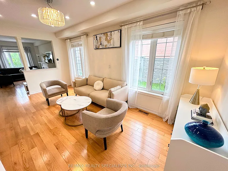 55 Dufay Rd — Photo 3