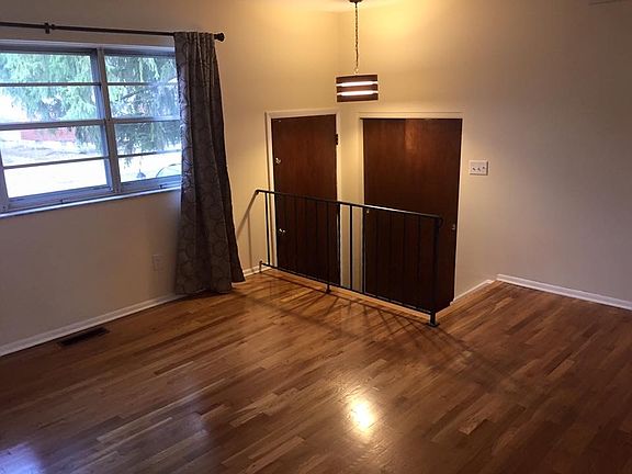 Entryway/ living room