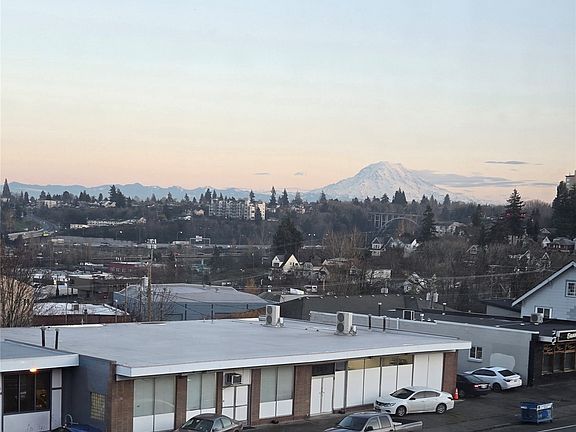 5th image of 2504 Tacoma Avenue S