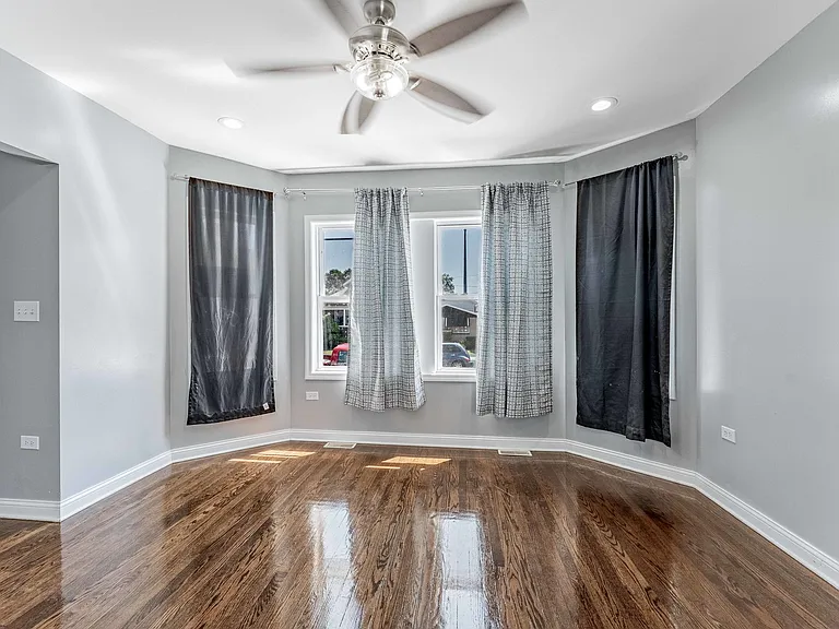 7008 S Oakley Ave — Photo 8