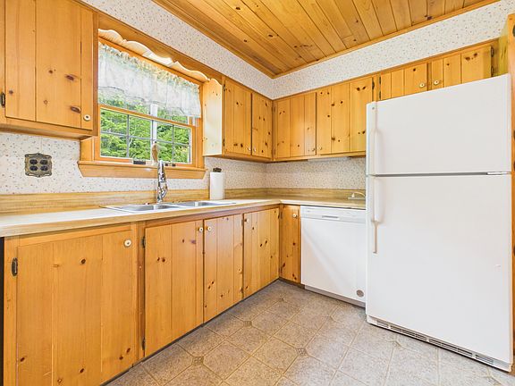 4th image of 1021 S Shore Road