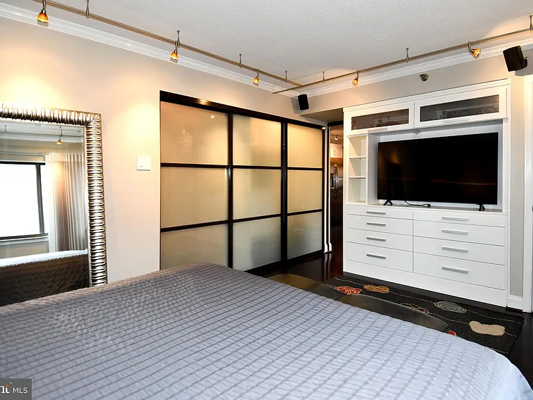 1301 N Courthouse Rd #1005 — Photo 17