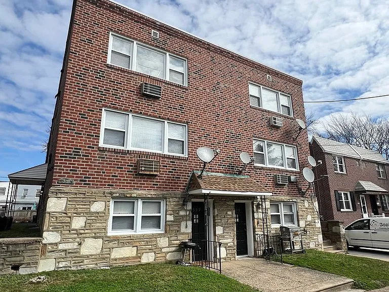 537-39 McKinley St — Photo 1
