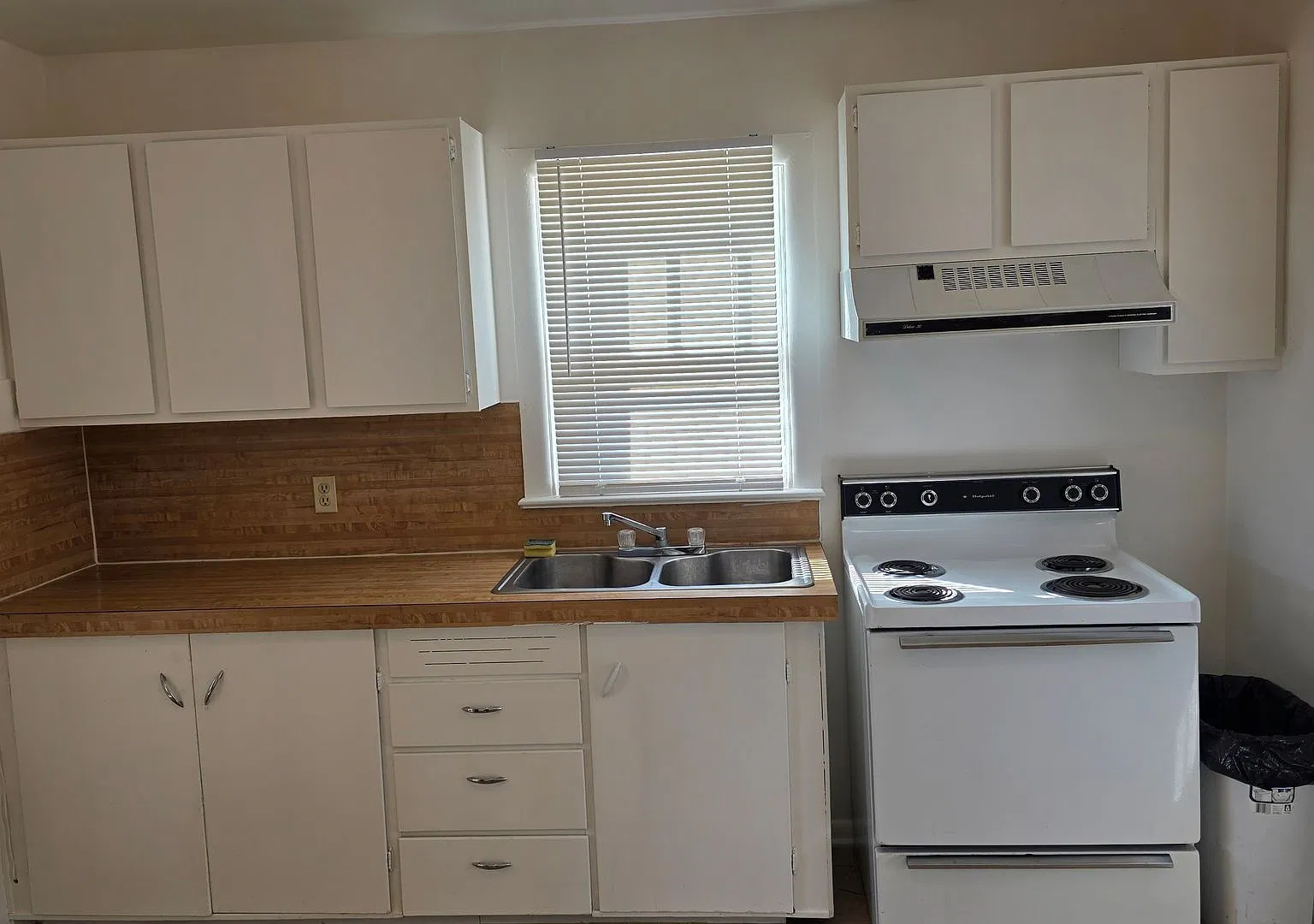 Charming 1 bedroom house avail NOW — Photo 3