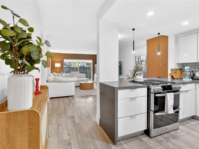 6902 N Kendall Dr APT E101, Pinecrest, FL, 33156