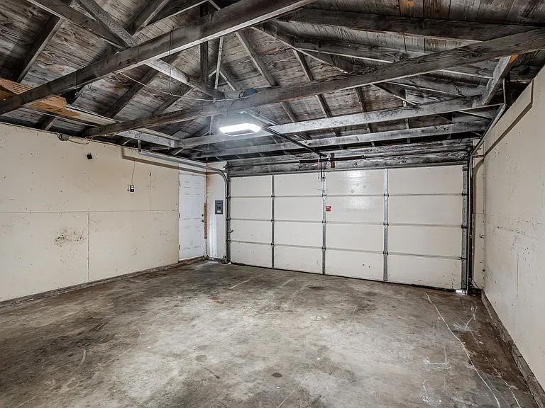 4620 N Harvey Pkwy — Photo 40