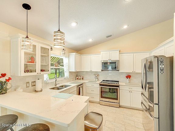 3rd image of 411 Wenthrop Cir