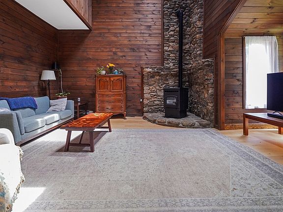 2nd image of 4 Birch Ln
