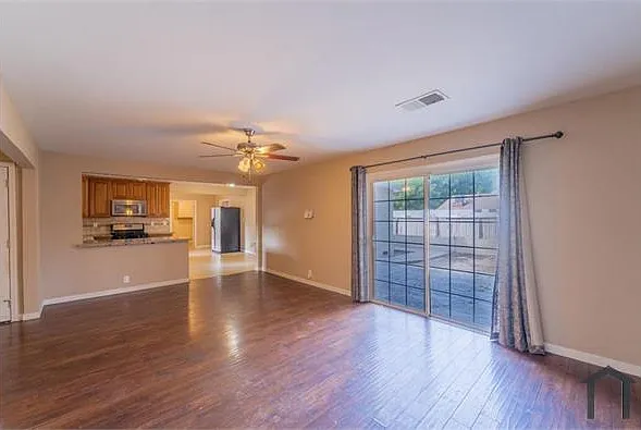 5 bed, 2041 sqft, $3,555 — Photo 2