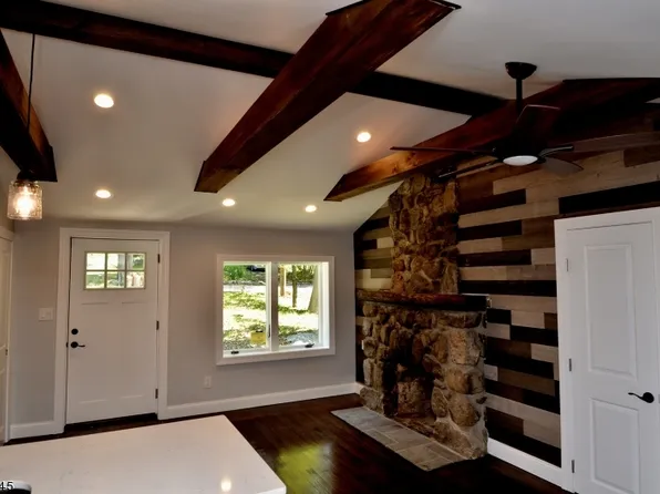 24 Lakeview Rd, Sparta, NJ 07871