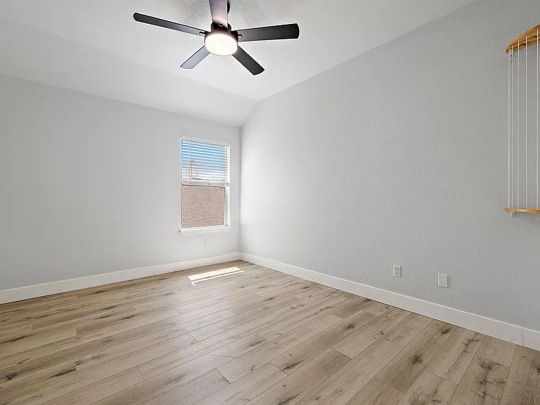 502 Sherwood Ct — Photo 17