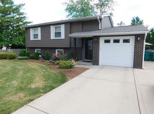 2 Hawthorne Ct, Buffalo Grove, IL 60089