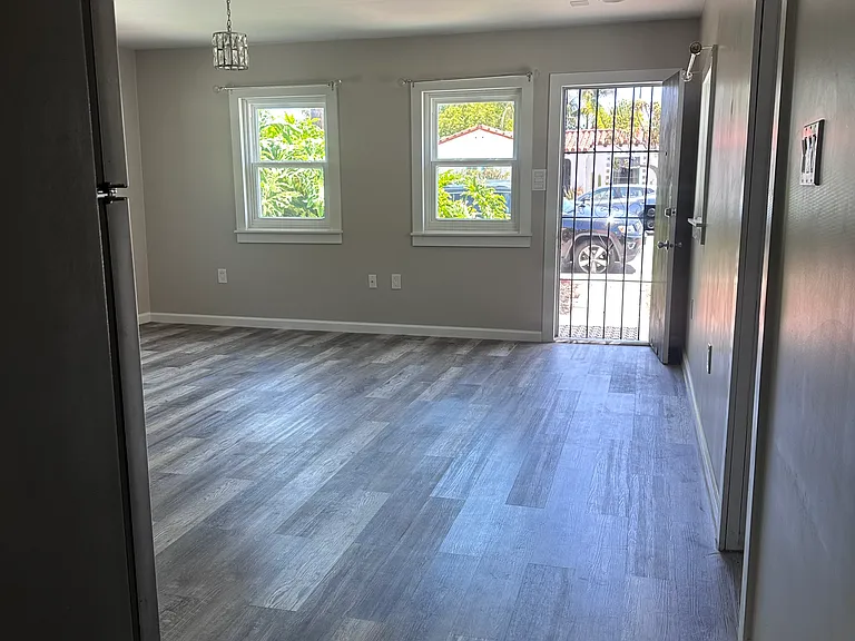 732 Twin Oaks Ave — Photo 3