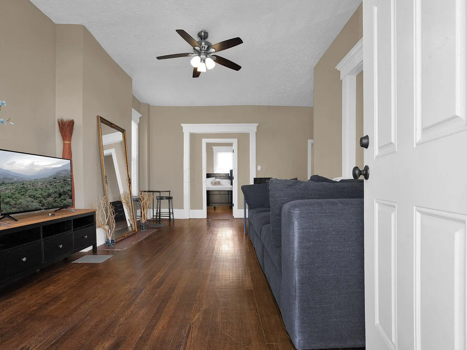 2 bed, 1.0 bath, 2582 sqft, $1,500 — Photo 4