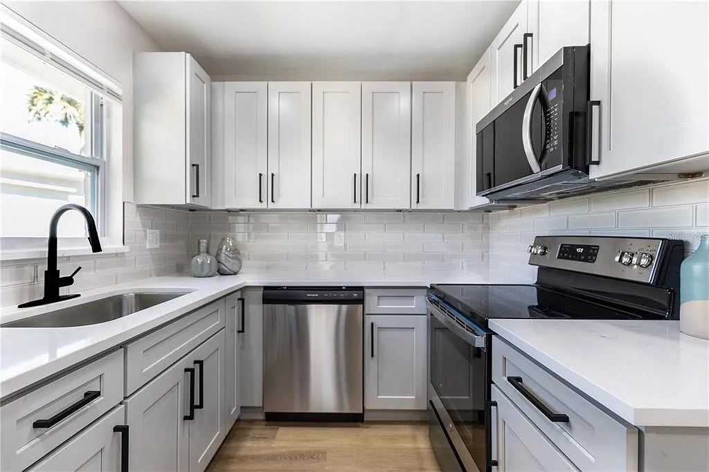 3 bed, 1.0 bath, 1023 sqft, $2,100 — Photo 3