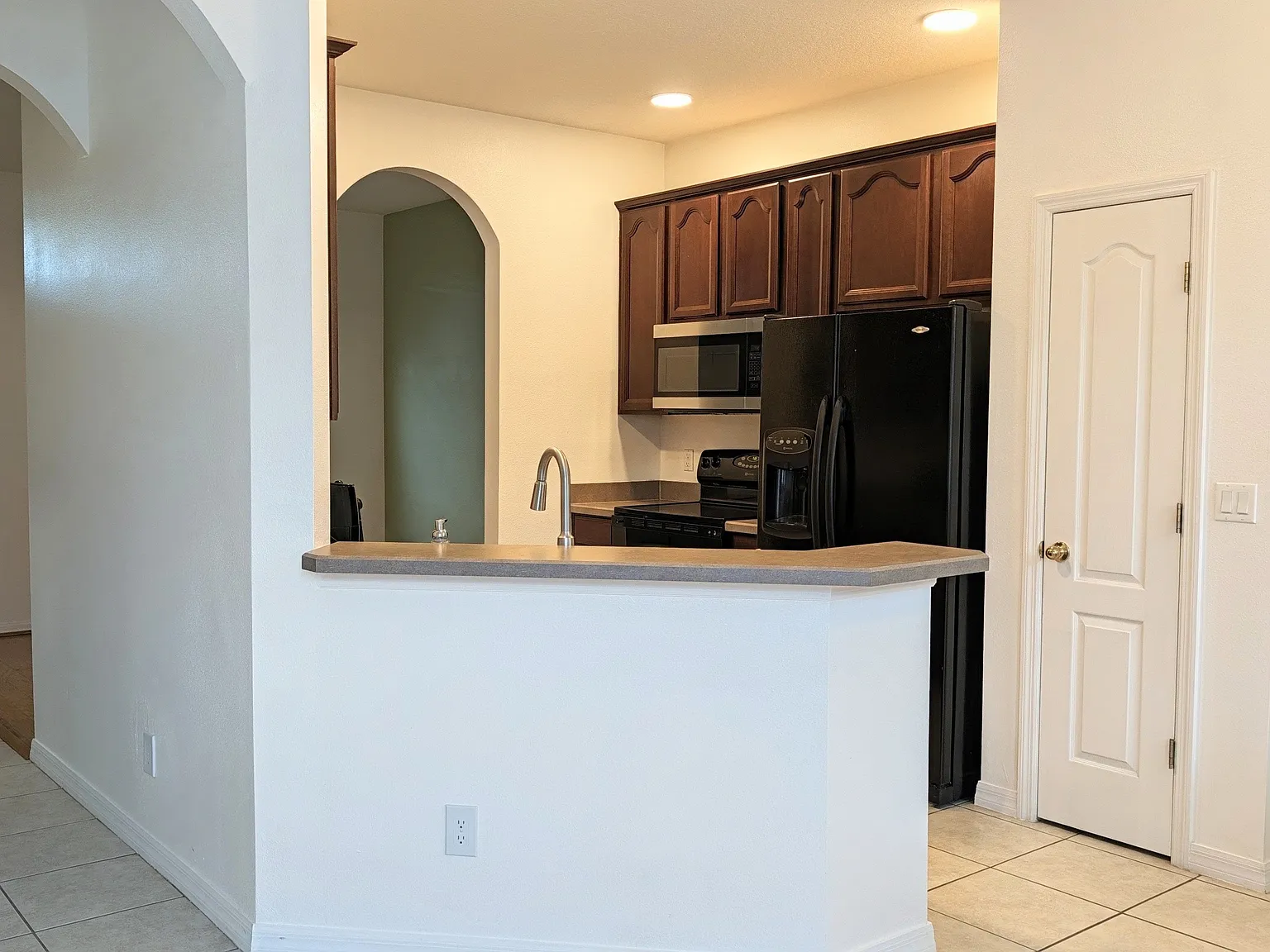2 bed, 2.5 bath, 1324 sqft, $1,995 — Photo 2