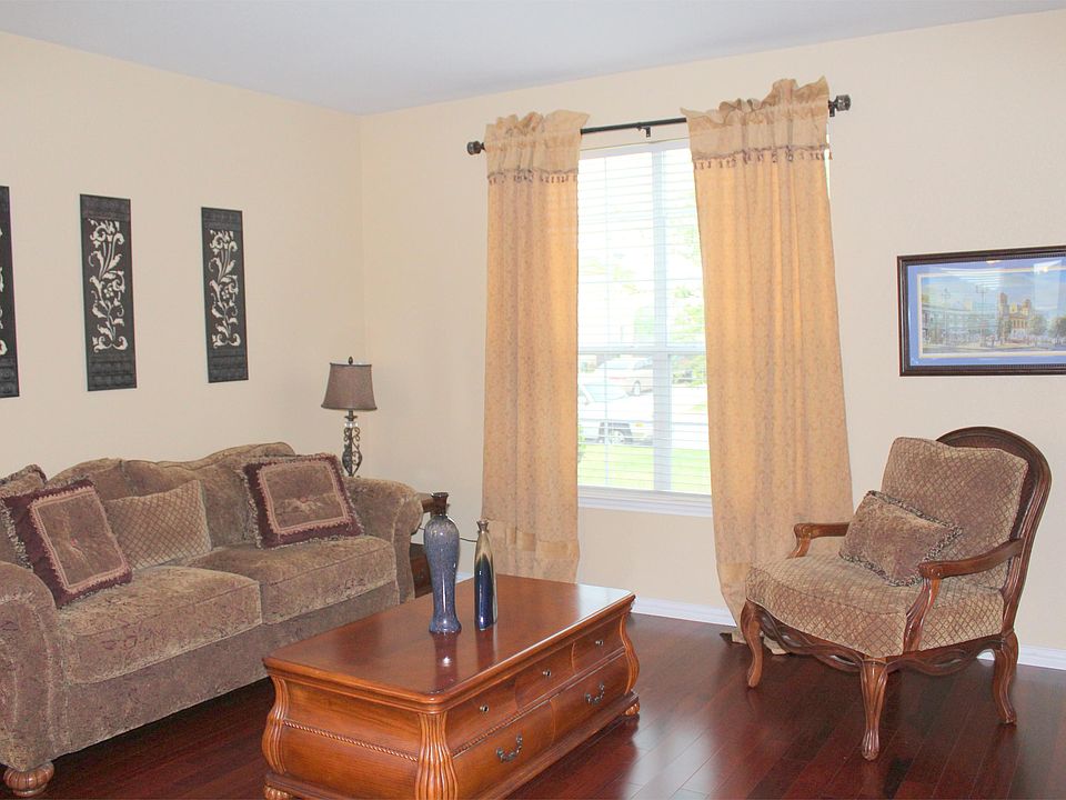 239 Lottie-Living Room