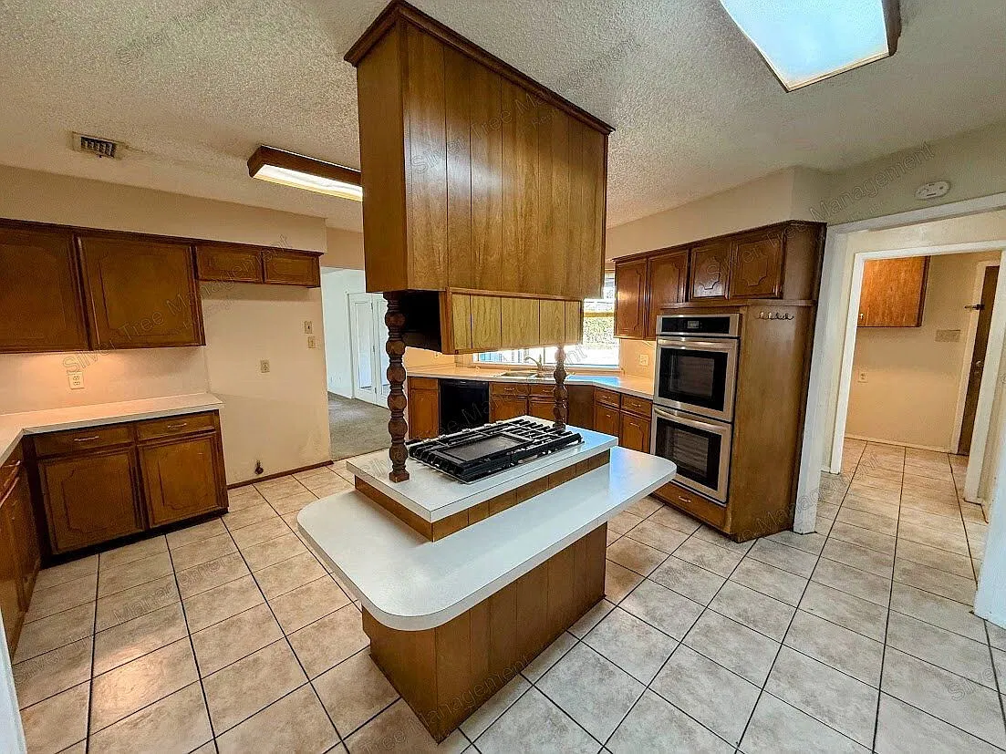 4 bed, 3.0 bath, 2321 sqft, $2,695 — Photo 4