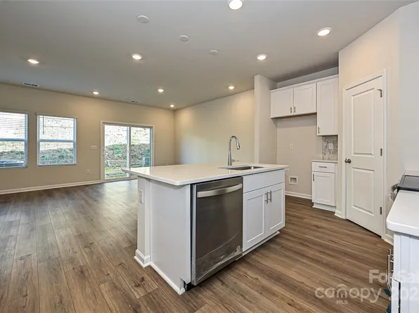 4209 Summit Woods Dr, Charlotte, NC 28216