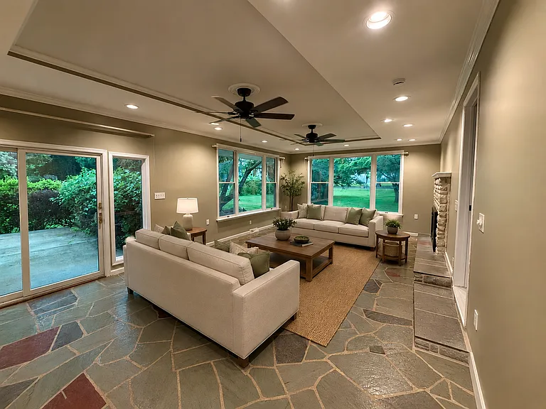2410 Magnolia Dr — Photo 2