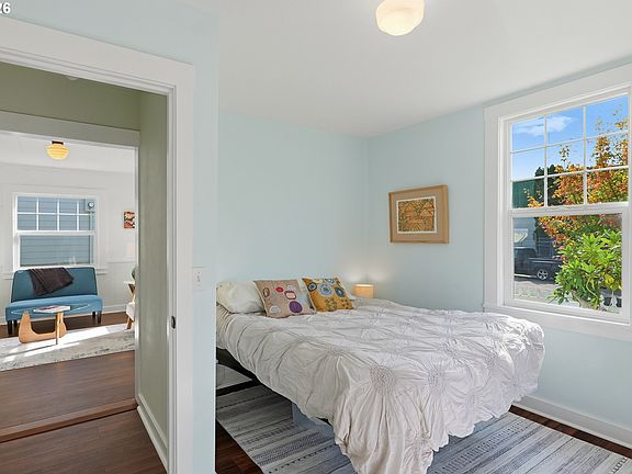5th image of 1108 W McLoughlin Blvd