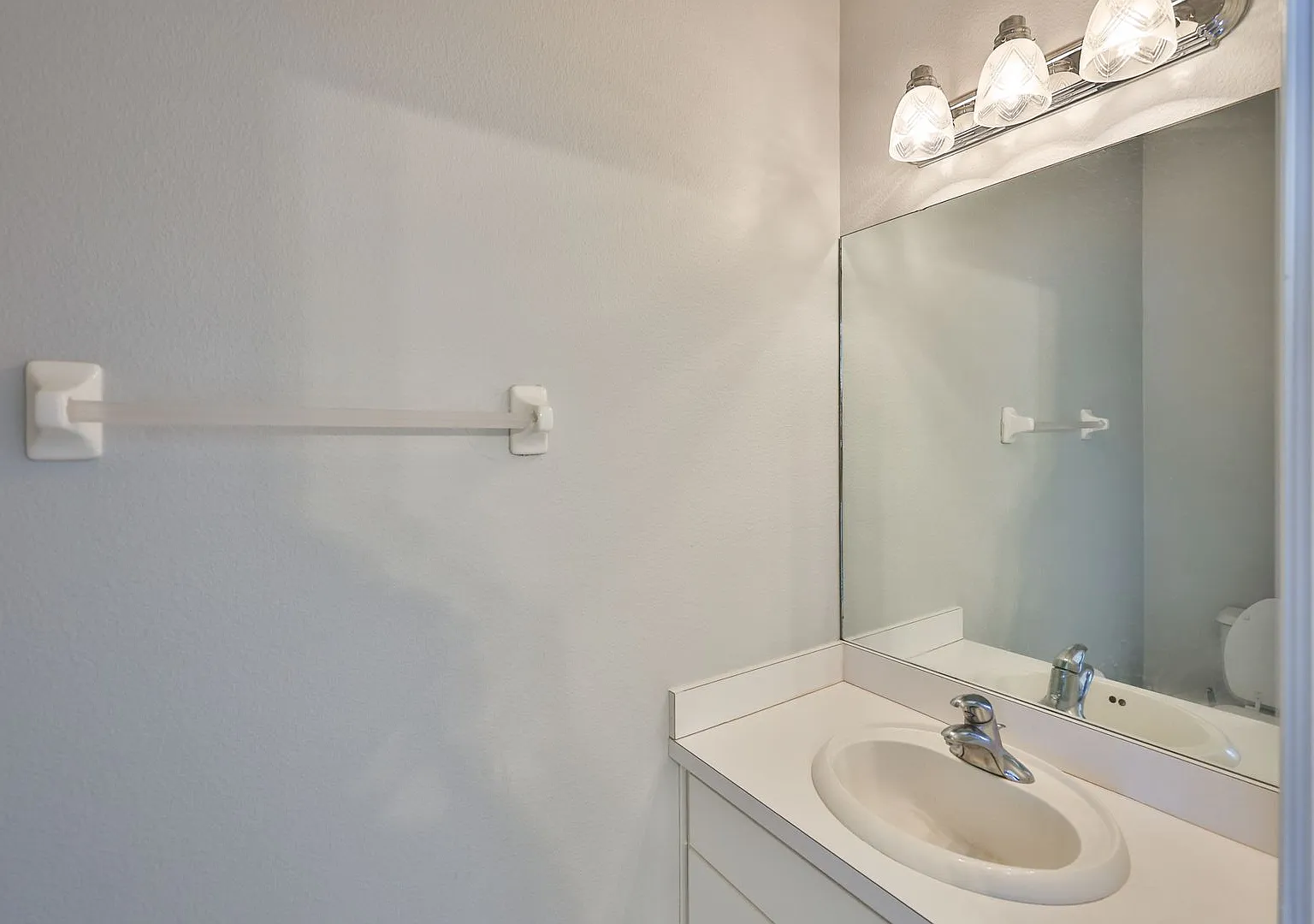 Gorgeous Townhome For Rent — Photo 4