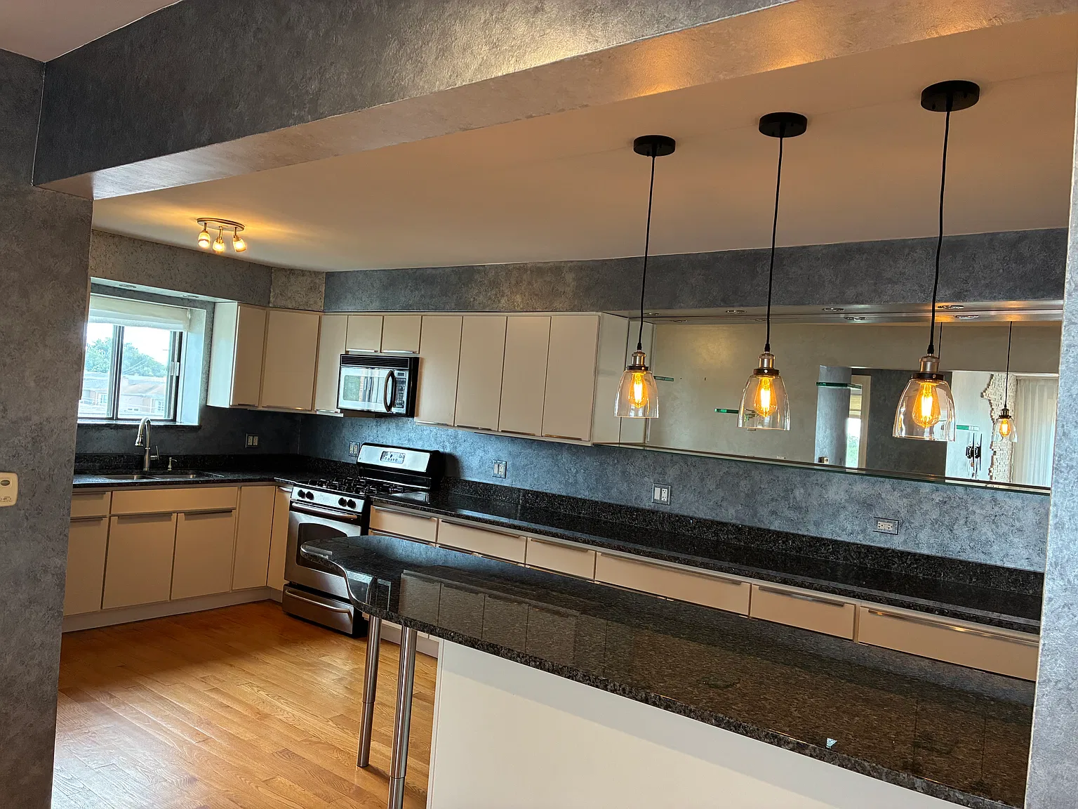 1 bed, 800 sqft, $1,650 — Photo 2